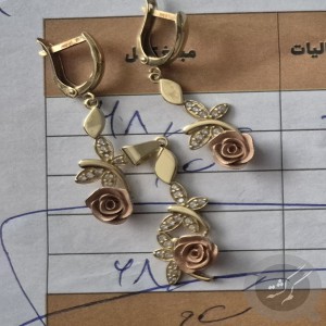 نیم ست طلا شامل گردنبند همراه زنجیری و یک جفت گوشواره